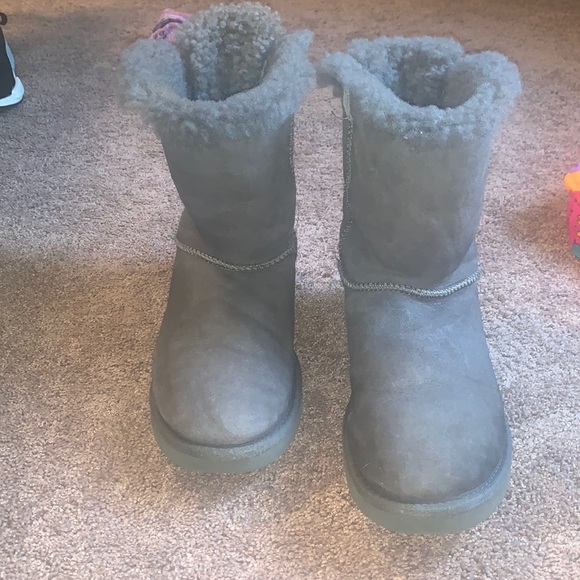 Gray UGG boots with bows, US women’s size 8 - Picture 1 of 5